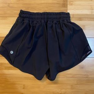 Lululemon Hotty Hot Low-Rise Lined short size 2 black